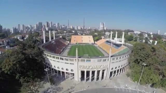 Estádio Municipal em festa com futebol americano